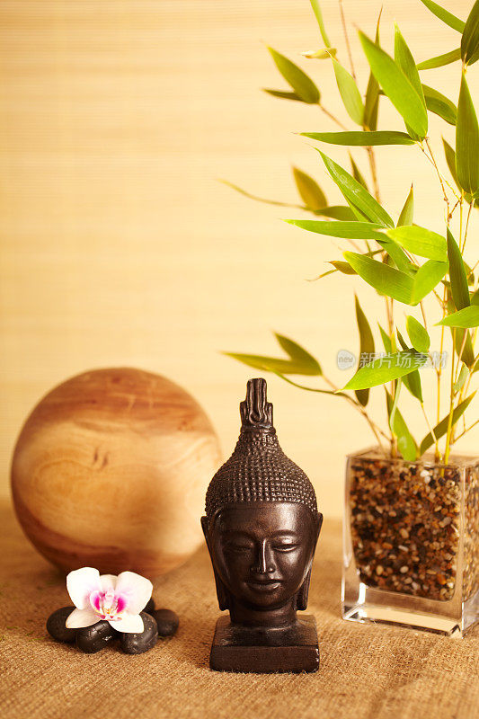 家居装饰，花瓶中的竹子和佛像的静物