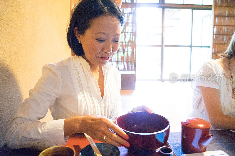 在一家日本餐厅，快乐的女商人们在一起吃午餐