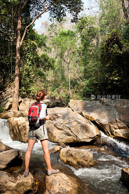 徒步女背包徒步热带雨林丛林