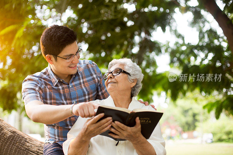 祖母和孙子一起读圣经