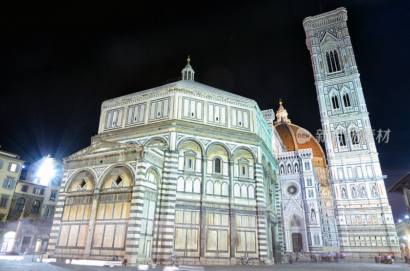 佛罗伦萨洗礼堂的夜景