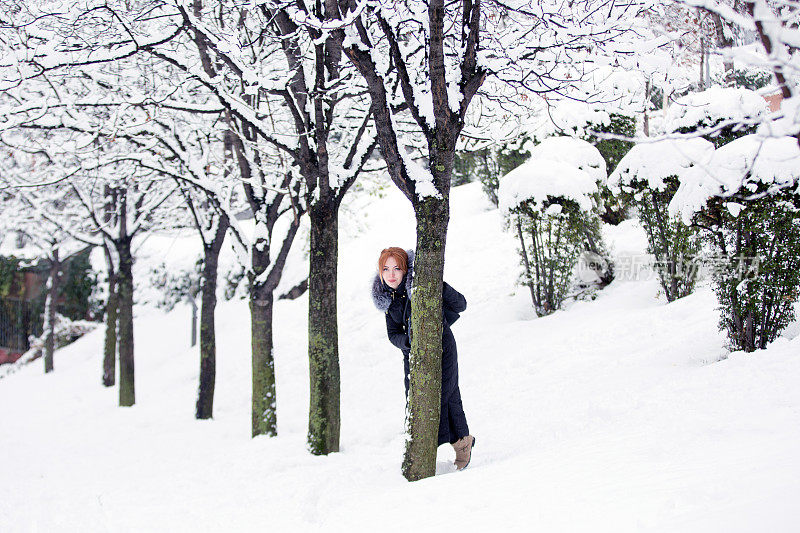 女人在冬天的自然-幸福