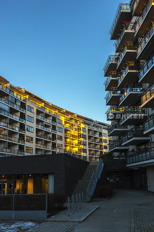 夕阳西下的秋季奥斯陆新公寓楼。