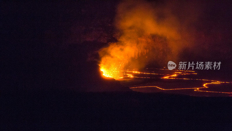 橙色岩浆在夏威夷基拉韦厄火山口喷发