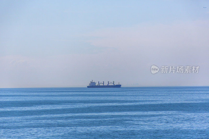 土耳其伊斯坦布尔马尔马拉海地平线上的一艘工业船