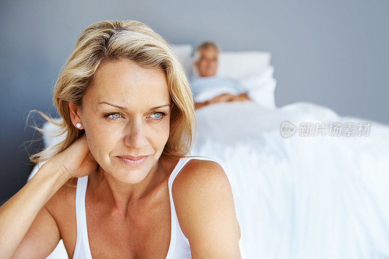 男人在床上与成熟的女人思考