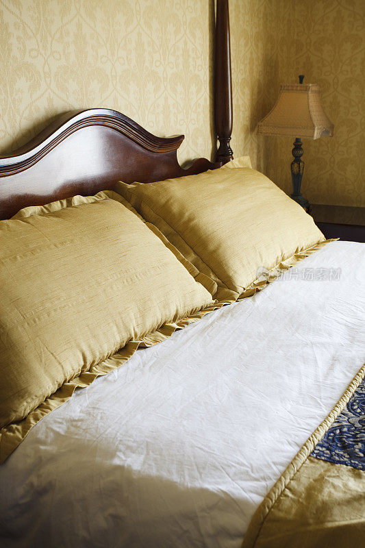 豪华酒店房间床，枕头和灯