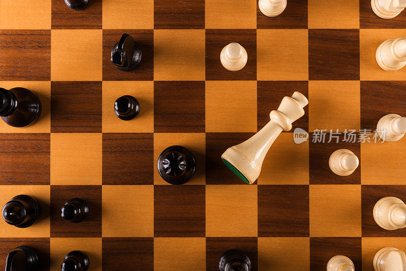 国际象棋皇后打国王