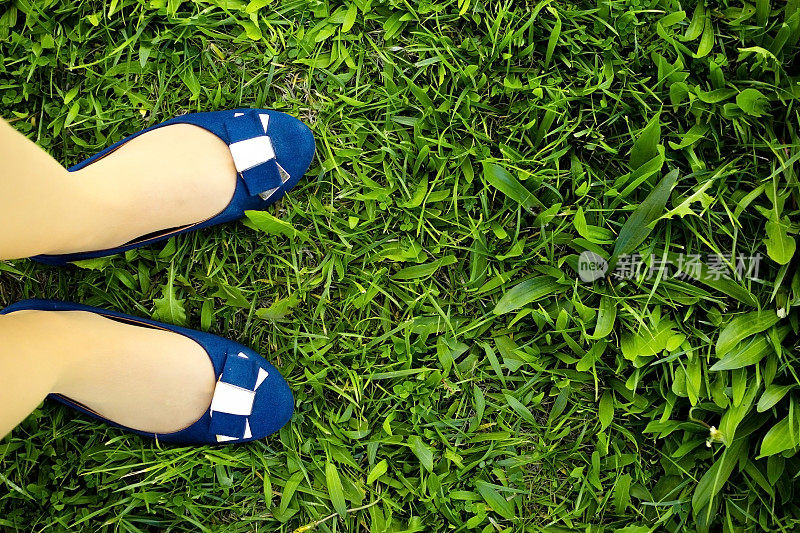 脚踩在草地上