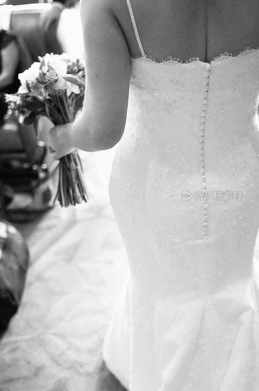 美丽的新娘在婚纱-粒状黑色&amp;白色