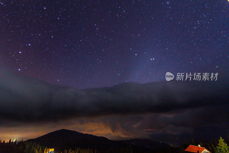 喀尔巴阡山脉。美丽的山景。大自然在山中。美丽的云。