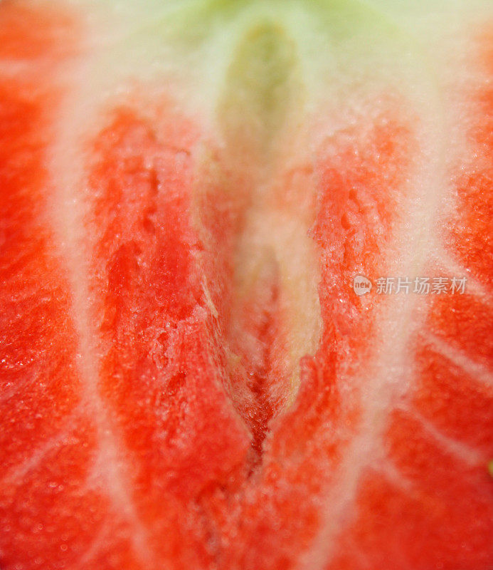 红彤彤的形象，熟透的草莓片，里面是夏季水果的果肉