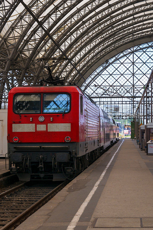 德国火车在火车站与月台