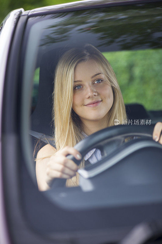 年轻女子开着她的车