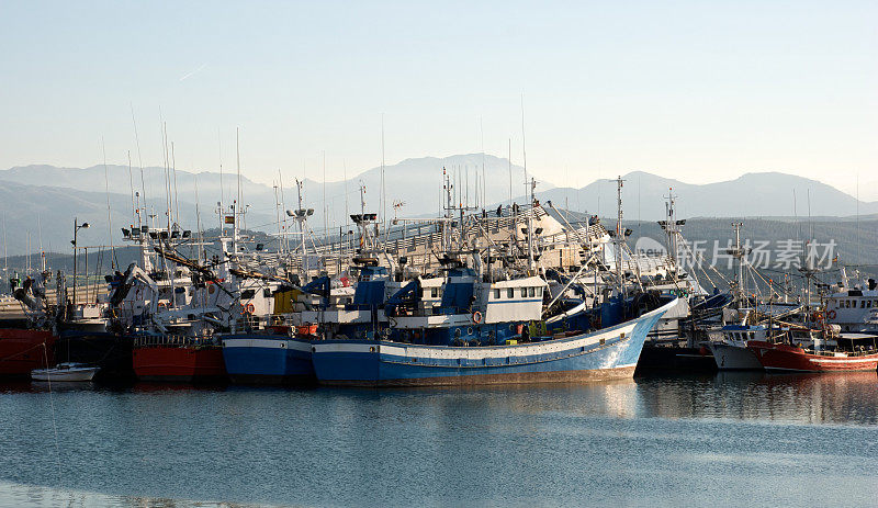 渔船停泊在港口