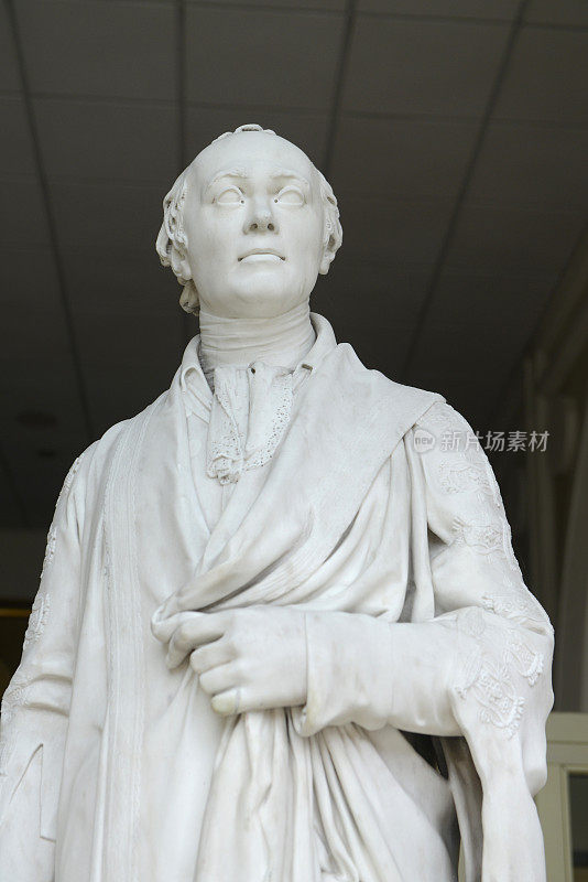 斯宾塞珀西瓦尔雕像。