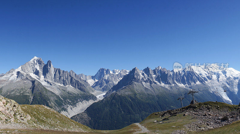 夏蒙尼山谷夏天的法国阿尔卑斯山