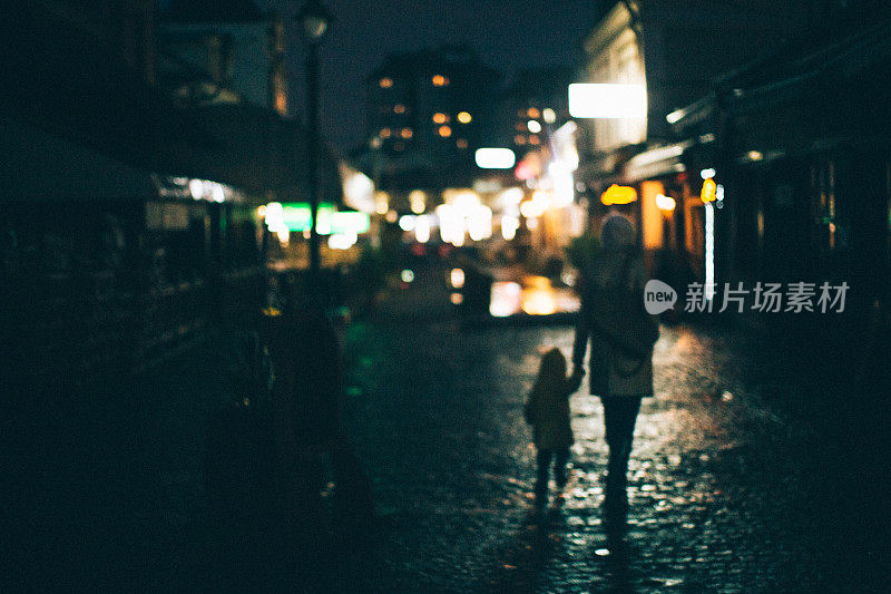 在雨夜漫步