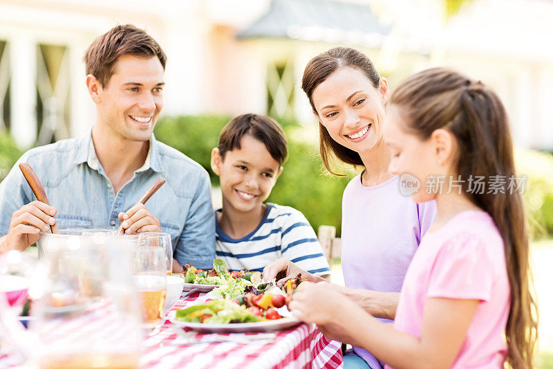 家人在户外用餐