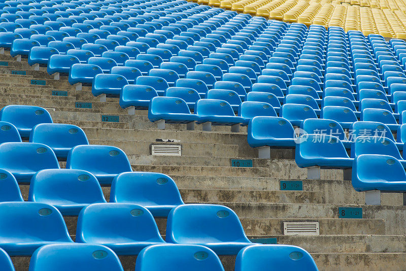空旷的蓝色塑料体育场座位。