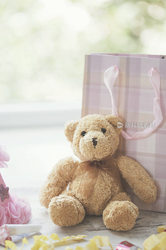泰迪熊和礼物袋