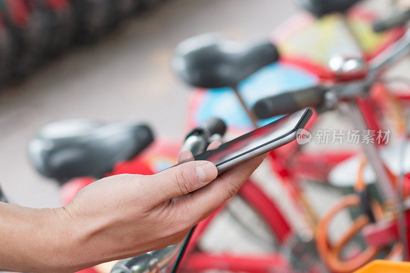 商人在自行车上使用智能手机进行GPS定位