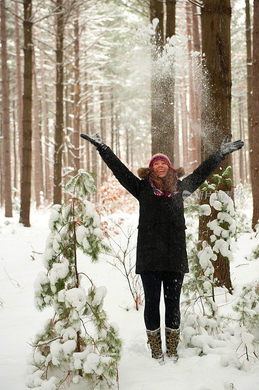 女人抛雪