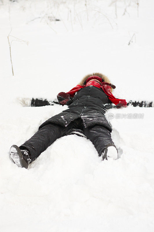 躺在雪地上的女人