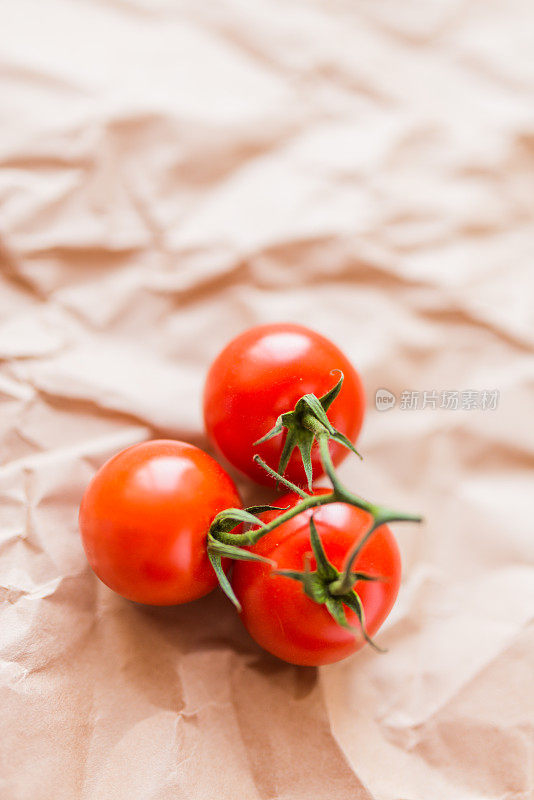 牛皮纸上的樱桃番茄