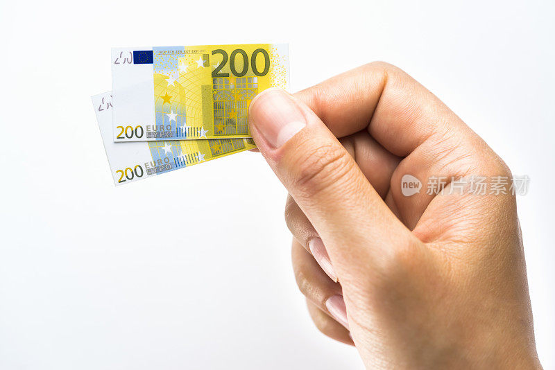 女人手里拿着小面额的欧元纸币