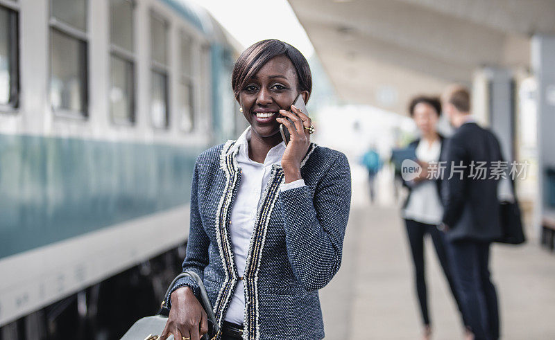 一个女商人在火车站打电话的肖像