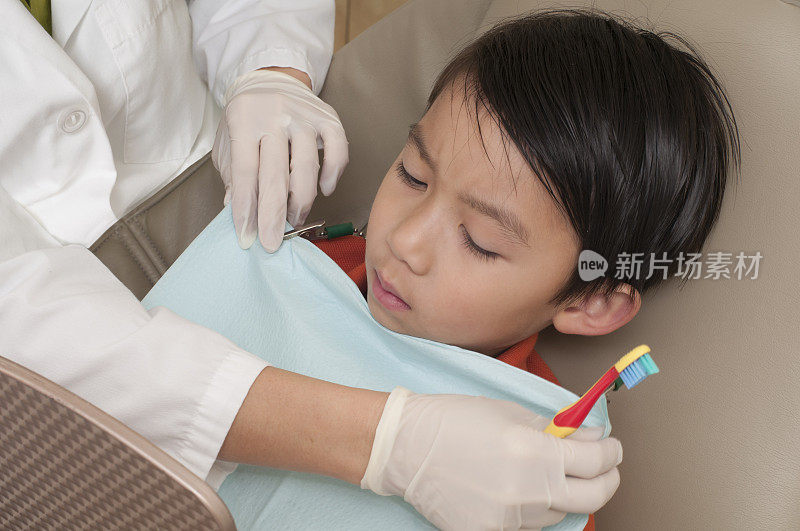 小男孩在看牙医