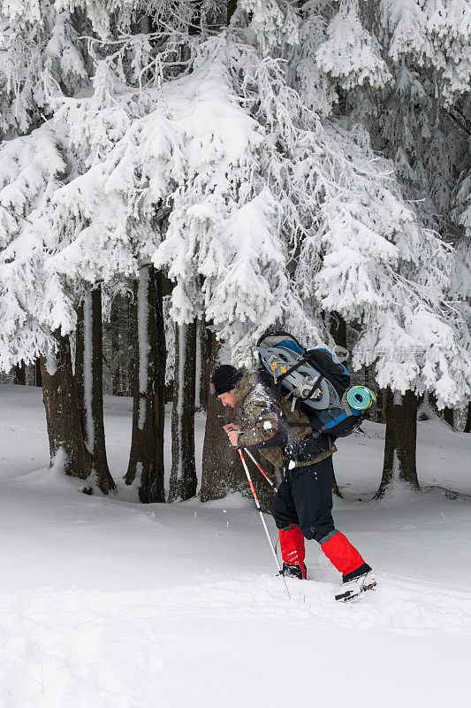 在雪地里徒步旅行的人。