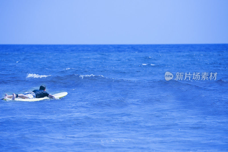 在蓝色的海洋中冲浪