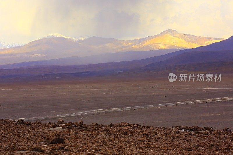 暴雨，暴风云在乡村土路令人印象深刻的玻利维亚安第斯高原和田园诗般的阿塔卡马沙漠，火山景观全景-波托西地区，玻利维亚安第斯，智利，Bolívia和阿根廷边境