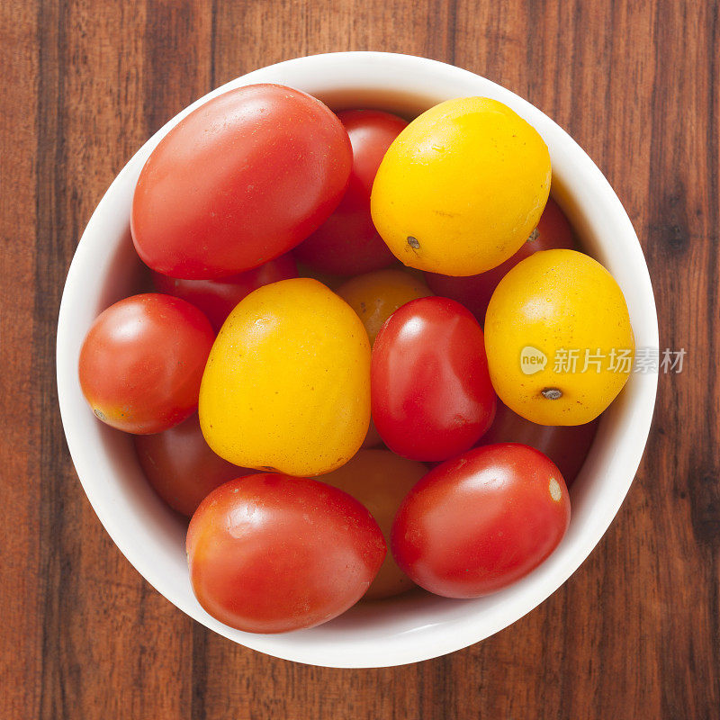 红色和黄色的樱桃番茄