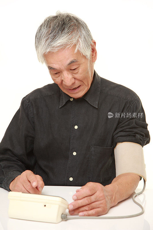 日本一名老年男子在检查血压时震惊了