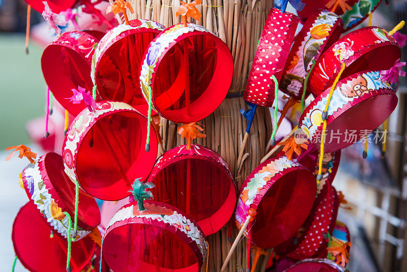 红鼓玩具，在泰国碧碧府的普勒旺华欣市场。