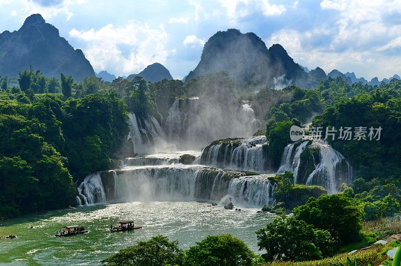 德天瀑布位于中国广西