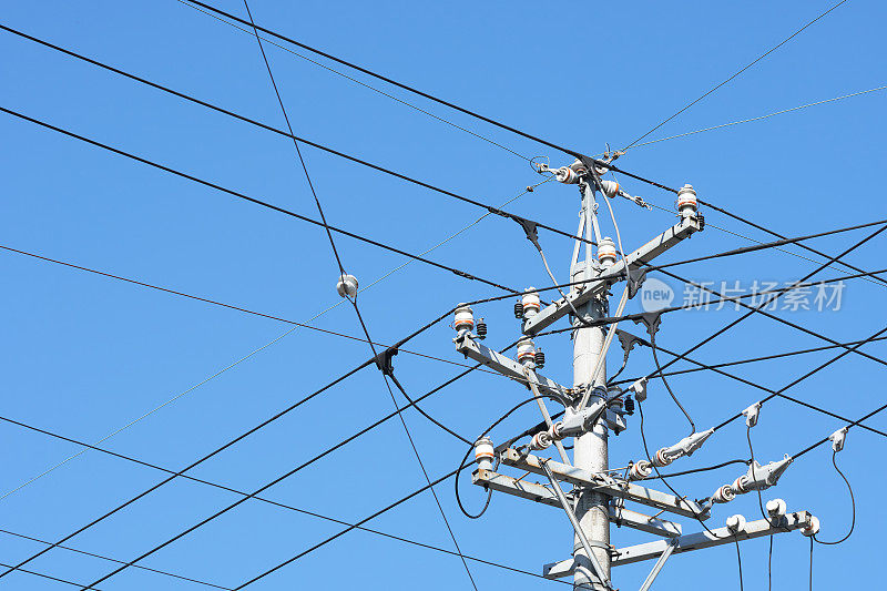 日本供电杆布线整齐。为市内所有家庭供电，背景是明亮的天空。