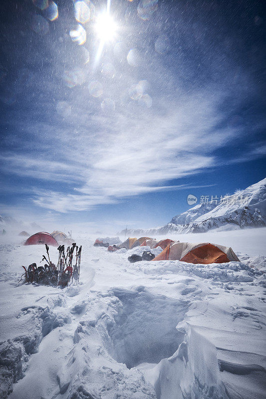 在冰川上的德纳里露营。