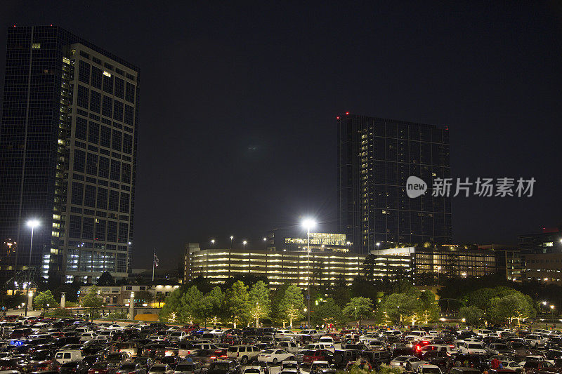 晚上，城市购物中心区域的停车场挤满了人。