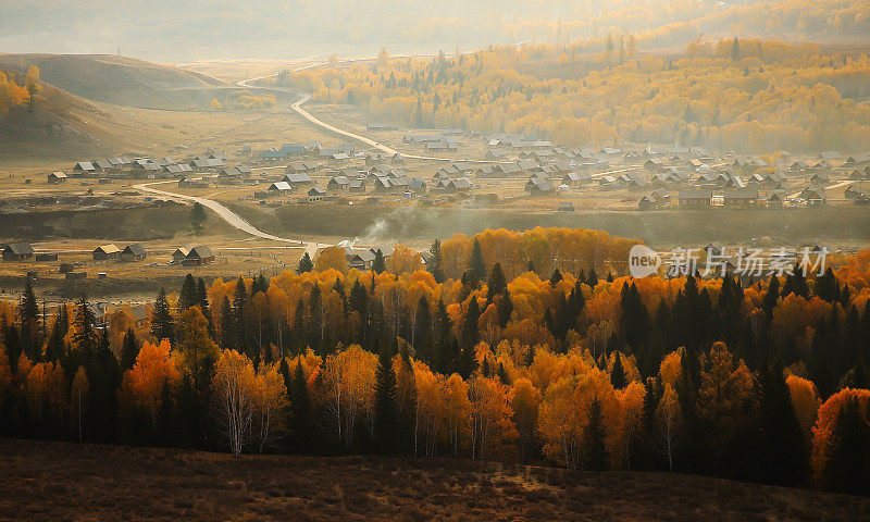 喀纳斯自然保护区的禾木村，秋景，新疆，中国。