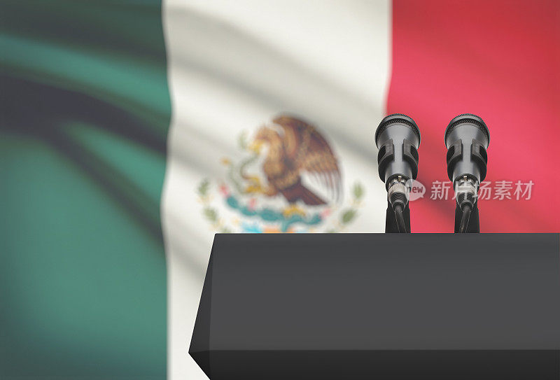 讲坛和两个麦克风背景是墨西哥国旗