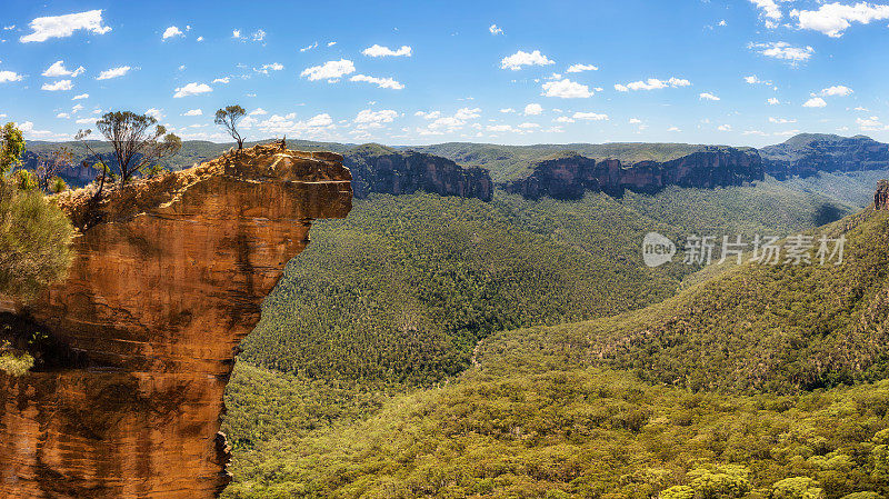 悬挂岩石和格罗斯山谷在蓝山，澳大利亚，从Baltzer瞭望台