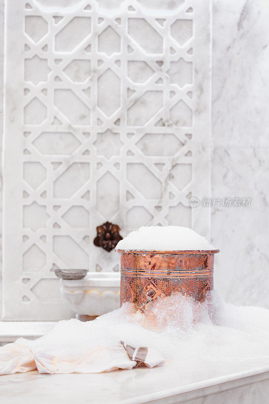 土耳其哈曼浴巾，铜碗和肥皂泡沫。传统的内部细节