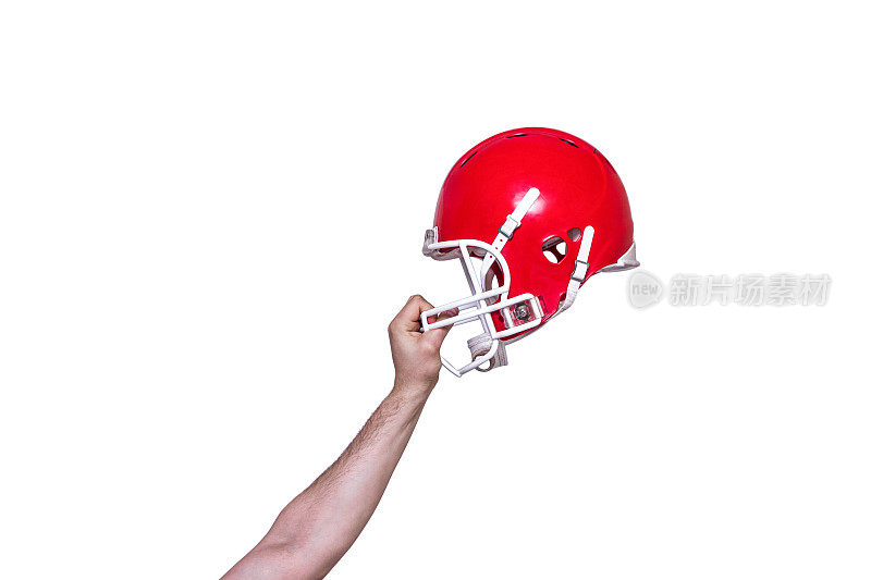 美国橄榄球运动员递上头盔