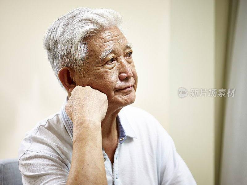 一个孤独的亚洲老人的肖像