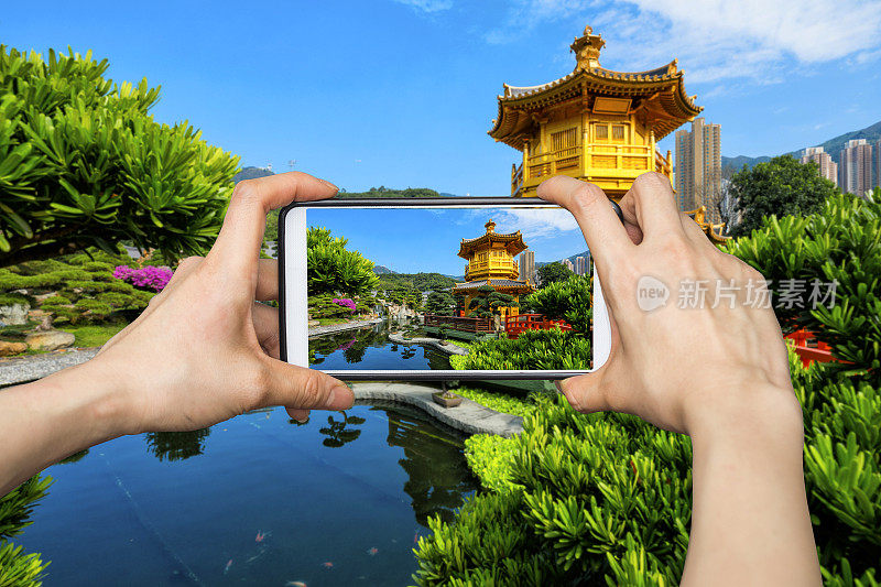 在中国九寨沟国家公园用手机拍照的女孩