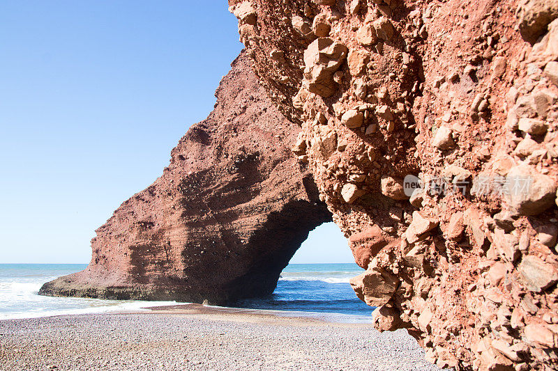 摩洛哥西迪·伊夫尼莱齐拉附近红色悬崖上的石拱